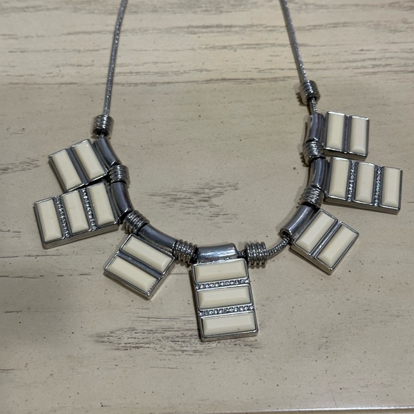 Very Pretty Statement Necklace - Picture 3 of 6